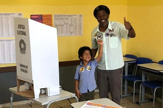 Leo Pericles vota em escola estadual em Belo Horizonte