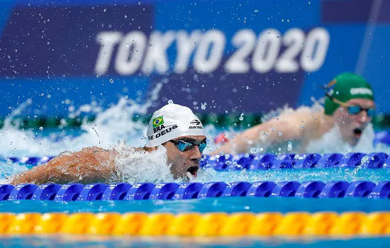 Leonardo de Deus faz melhor tempo da carreira e vai às semis nos 200m borboleta