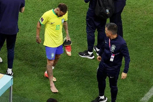 Médico da seleção diz que Neymar sofreu entorse no tornozelo direito