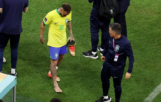 Médico da seleção diz que Neymar sofreu entorse no tornozelo direito