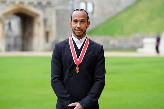 Lewis Hamilton recebe título de cavaleiro