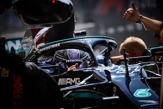 Hamilton faz pole e comanda dobradinha da Mercedes na Hungria; Verstappen em 3º