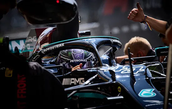 Hamilton faz pole e comanda dobradinha da Mercedes na Hungria; Verstappen em 3º