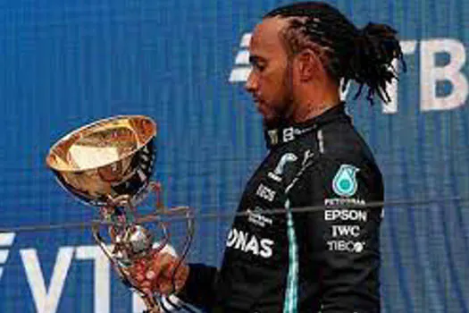 Hamilton ganha 100° GP da carreira e reassume liderança do Mundial de Pilotos