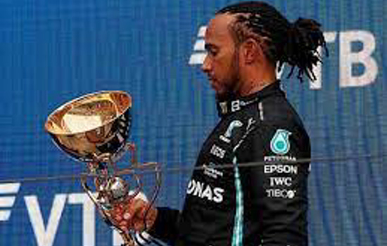 Hamilton ganha 100° GP da carreira e reassume liderança do Mundial de Pilotos