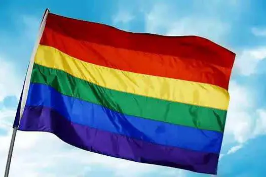 Estação Sé estende bandeira LGBTI para lembrar o Dia Internacional Contra a Homofobia