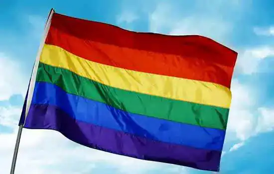 Estação Sé estende bandeira LGBTI para lembrar o Dia Internacional Contra a Homofobia