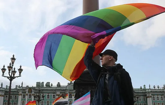 Parlamento da Rússia aprova lei que amplia proibição à ‘propaganda LGBT+’