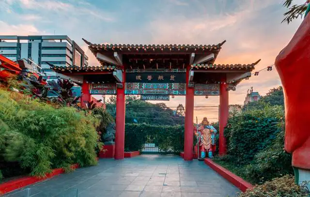 Tour destaca presença chinesa no bairro da Liberdade