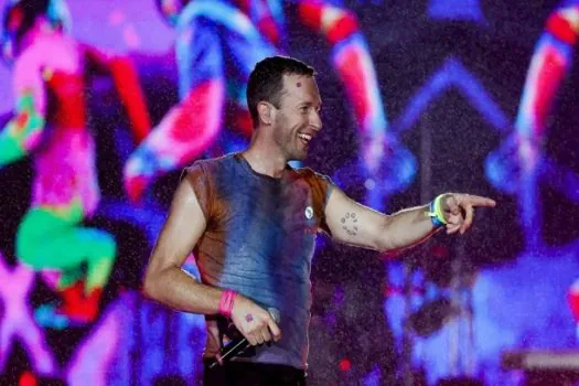 Chris Martin faz apelo para que fãs devolvam pulseiras de LED: ‘São muito caras’