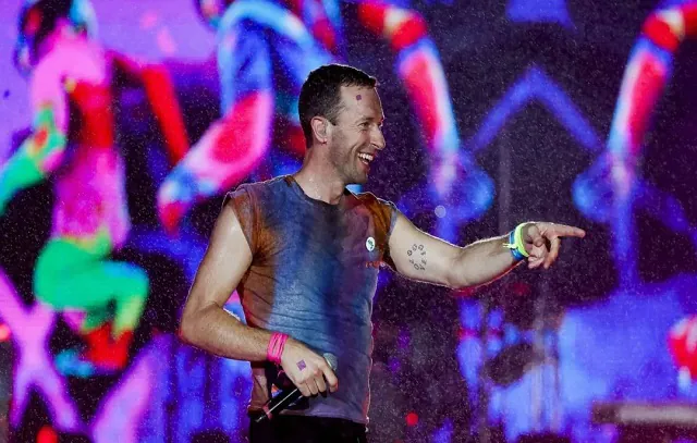 Chris Martin faz apelo para que fãs devolvam pulseiras de LED: ‘São muito caras’