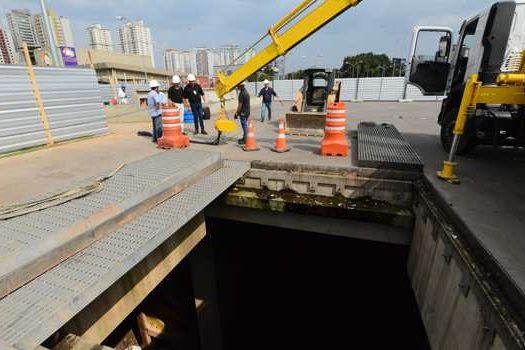 São Bernardo realiza operação de limpeza do Piscinão do Paço