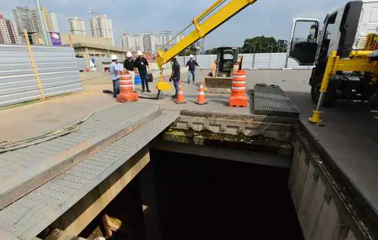 São Bernardo realiza operação de limpeza do Piscinão do Paço