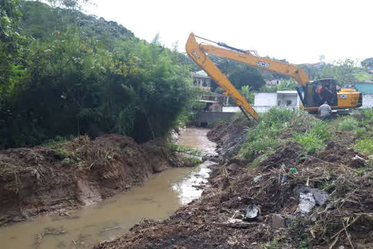 Ribeirão Pires intensifica serviços de limpeza e desassoreamento