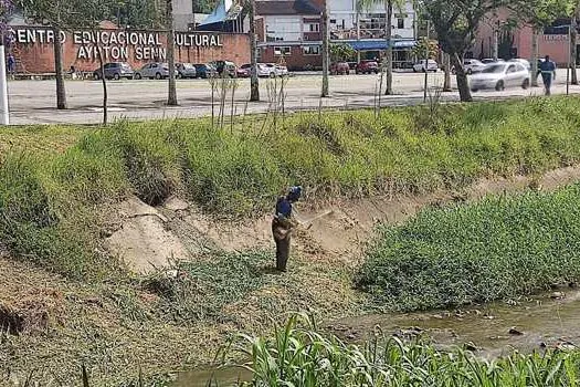 Ribeirão Pires realiza limpeza do rio da avenida Pref. Valdirio Prisco