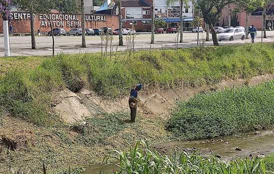 Ribeirão Pires realiza limpeza do rio da avenida Pref. Valdirio Prisco