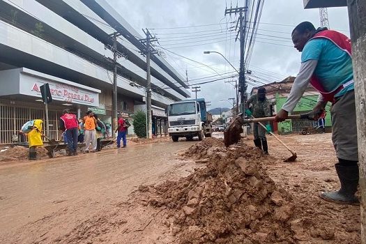 Petrópolis reforça equipes de limpeza para liberar vias da cidade