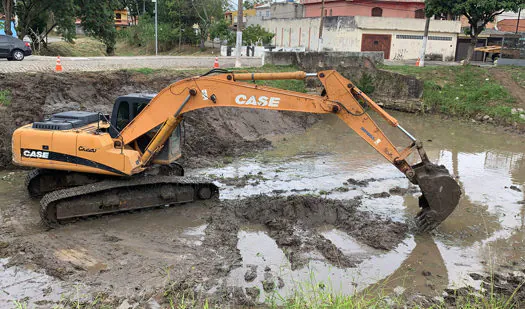 Semasa realiza limpeza em córregos e no Piscinão Bom Pastor