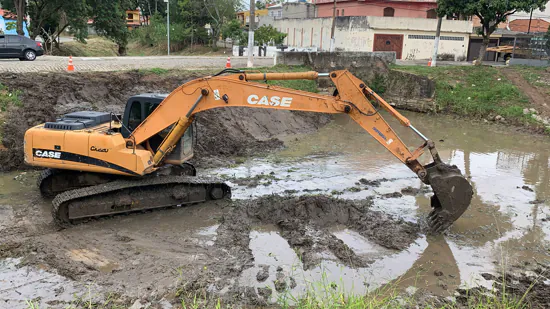 Semasa realiza limpeza em córregos e no Piscinão Bom Pastor