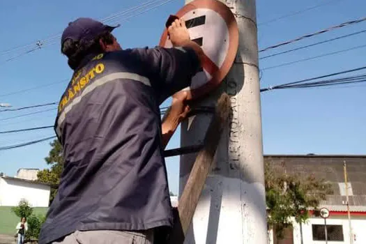 Ribeirão Pires executa limpeza de placas de trânsito