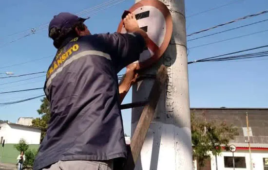 Ribeirão Pires executa limpeza de placas de trânsito