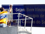 Prefeitura de São Caetano faz a limpeza das placas de trânsito