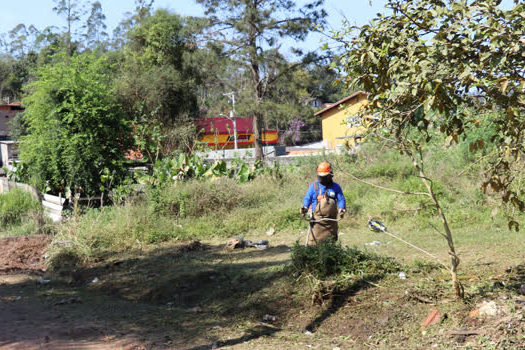 Serviços Urbanos faz limpeza em vias e córregos de Ribeirão Pires