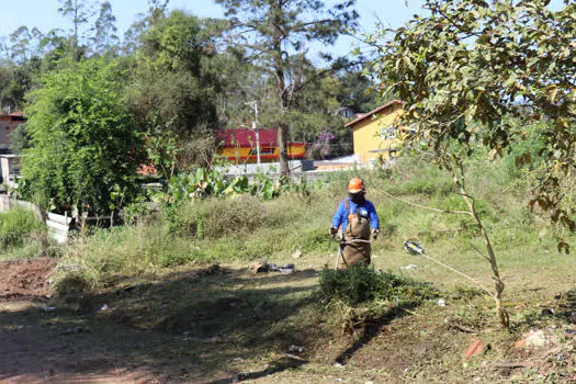 Serviços Urbanos faz limpeza em vias e córregos de Ribeirão Pires