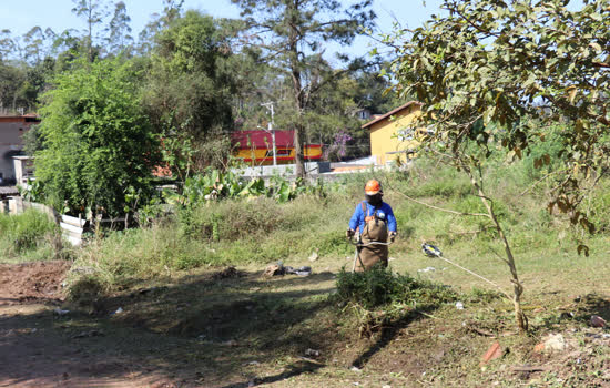 Serviços Urbanos faz limpeza em vias e córregos de Ribeirão Pires