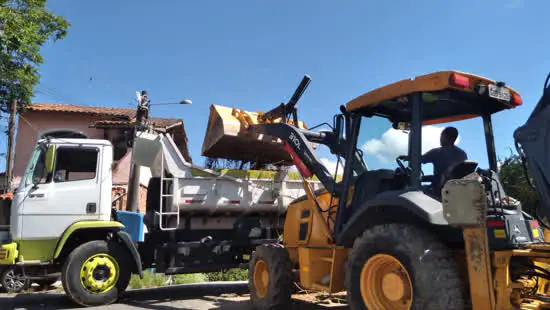 Ribeirão Pires realiza limpeza em áreas de descarte irregular de lixo