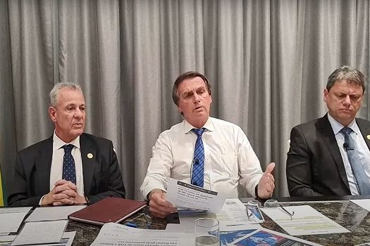 Bolsonaro negocia PEC para zerar impostos sobre combustíveis