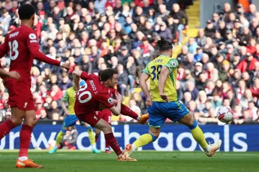 Liverpool bate Nottingham em 2º tempo elétrico e esquenta briga por vaga na Liga Europa