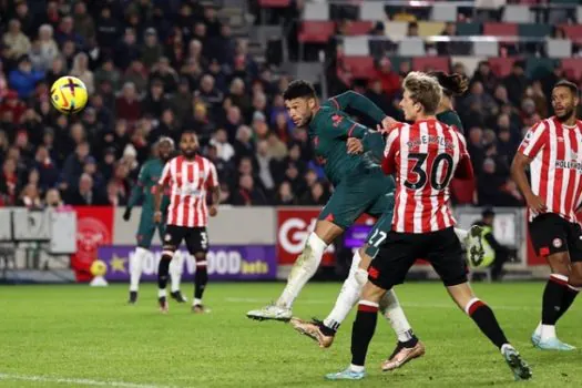 Liverpool leva 3 no Brentford e segue em 6º no Campeonato Inglês