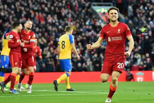 Liverpool marca gol 700 da era Klopp, goleia Southampton e assume vice-liderança