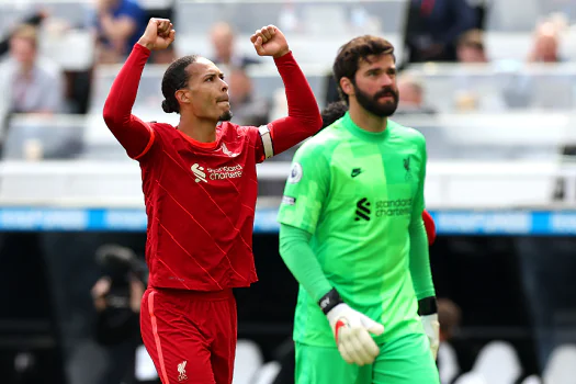 Liverpool vence jogo apertado contra Newcastle e pressiona City pela liderança