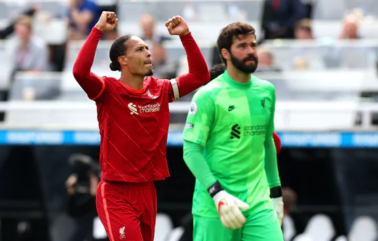 Liverpool vence jogo apertado contra Newcastle e pressiona City pela liderança