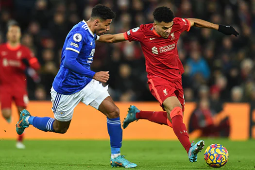 Liverpool derrota Leicester e mantém perseguição ao líder Manchester City