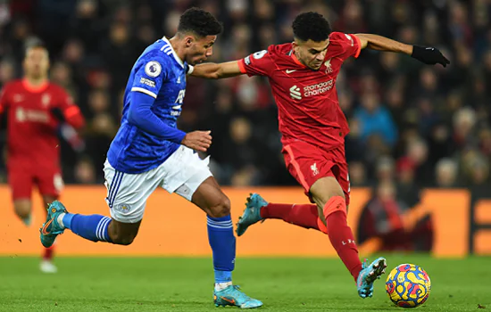 Liverpool derrota Leicester e mantém perseguição ao líder Manchester City