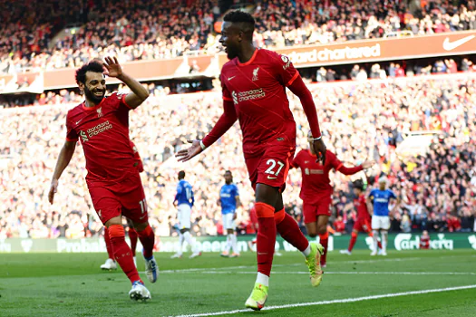 Liverpool sofre em casa, vence o Everton e segue na cola do Manchester City