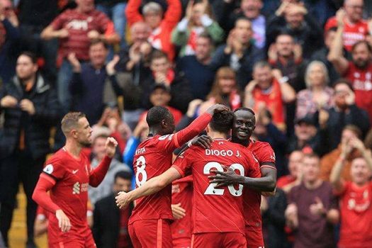 Com quase 53 mil torcedores em Anfield, Liverpool faz 2 a 0 e se vinga do Burnley