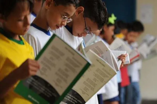 Em 6 momentos, entenda o vaivém da gestão Tarcísio na política de livros didáticos