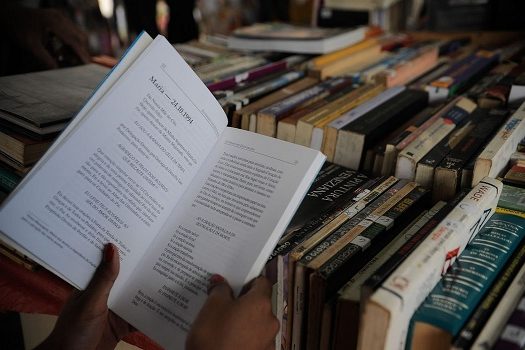 Educação distribui vale livros para estudantes e educadores utilizarem na Bienal do Livro