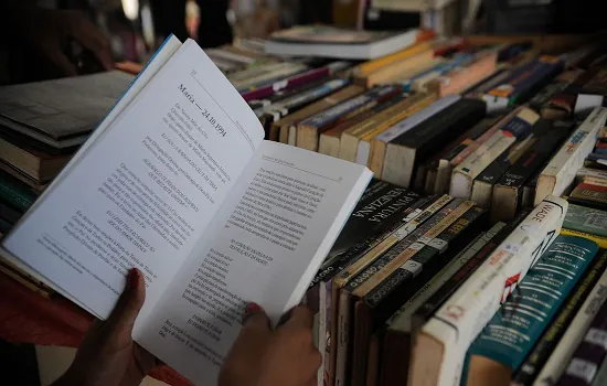 Educação distribui vale livros para estudantes e educadores utilizarem na Bienal do Livro