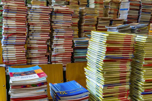 MEC volta atrás e anula mudança em edital sobre livros didáticos