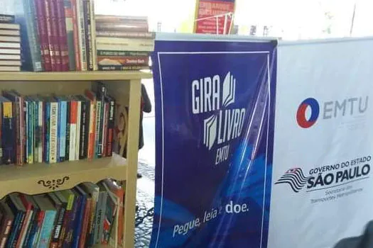 EMTU celebra o Dia Nacional do Livro com distribuição de exemplares aos passageiros