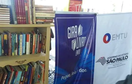 EMTU celebra o Dia Nacional do Livro com distribuição de exemplares aos passageiros