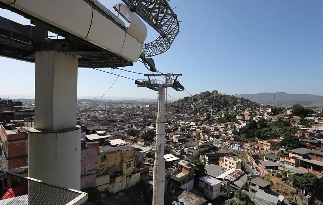 Moradores do Alemão e da Penha recebem 5 mil livros gratuitamente