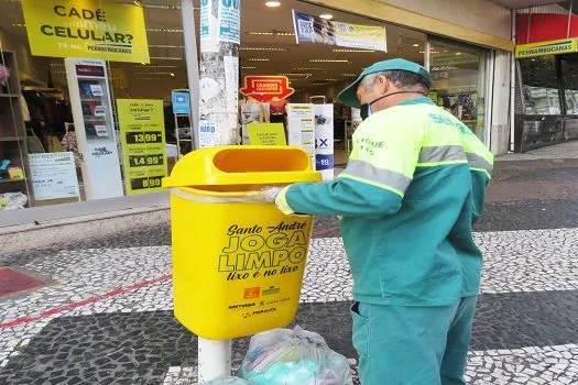 Lixeiras de Santo André têm nova adesivação para estimular descarte correto de resíduos