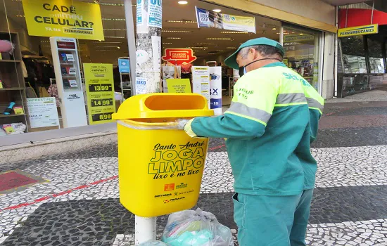 Lixeiras de Santo André têm nova adesivação para estimular descarte correto de resíduos