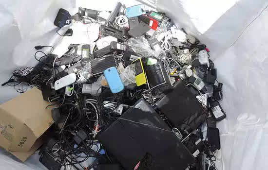Conheça a importância do descarte correto do lixo eletrônico